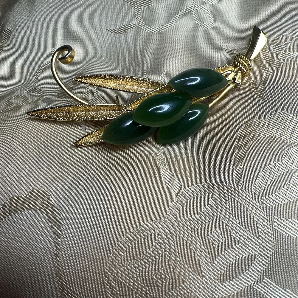 Vintage Gold Tone Jade Flower Brooch Floral Green Stone Pin Mid Century Style